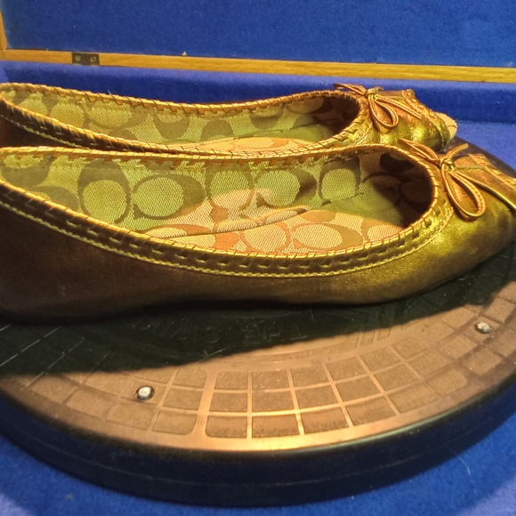 Coach Noella Peep Toe Gold Leather Flats w/ Bow Sz. 7-US - Picture 5 of 8